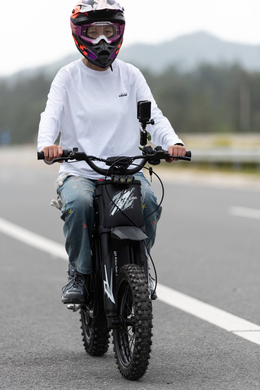 GT54 PRO elektrinis motociklas priekinis vaizdas