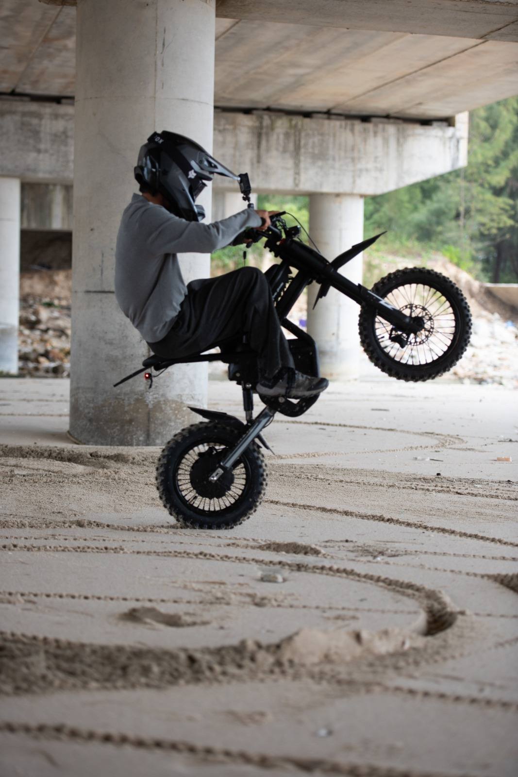 GT54 PRO wheelie po tiltu