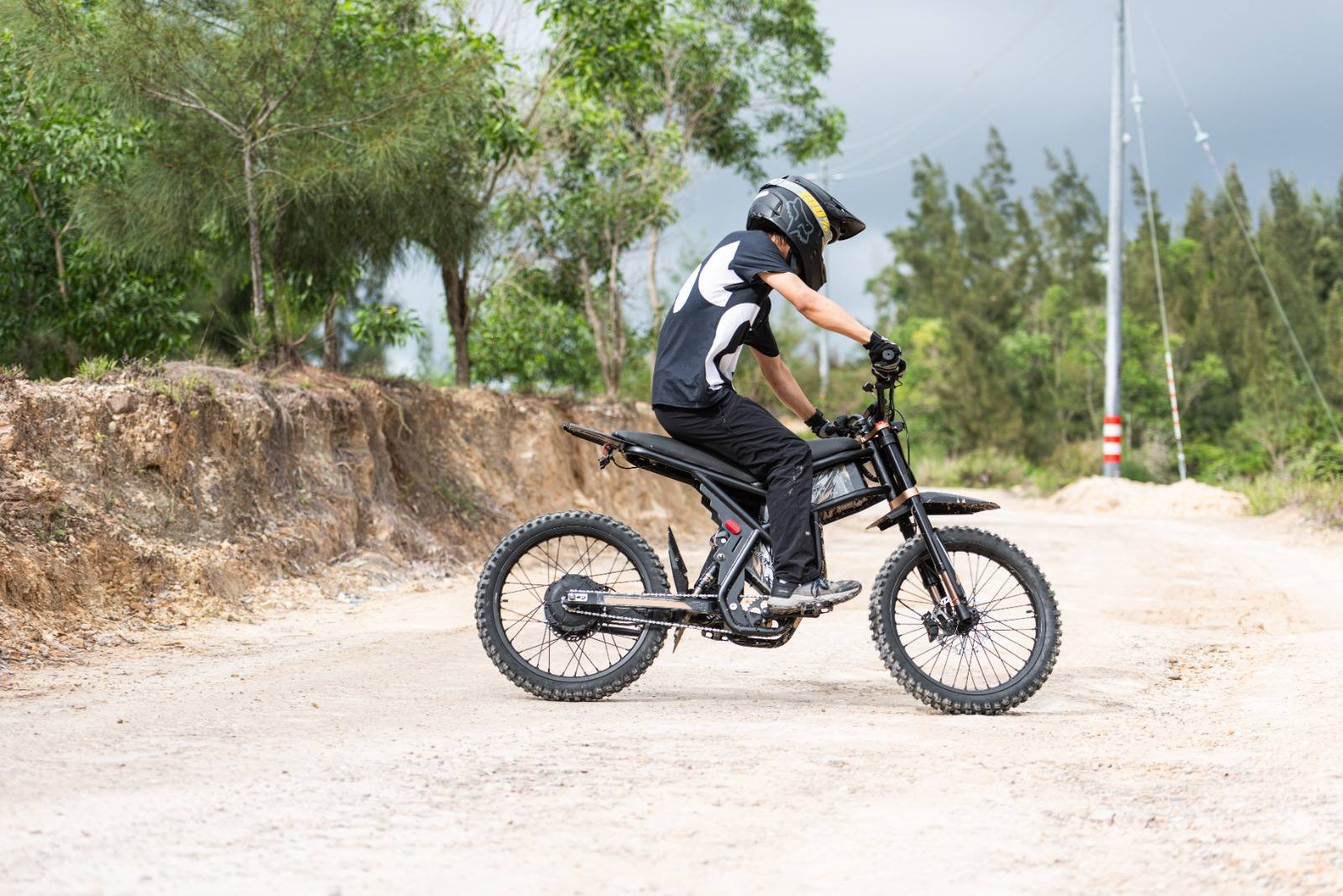 Elektrinis krosinis motociklas bekelėje
